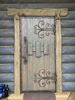 Входные массивные двери с ковкой